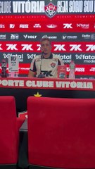 VÍDEO: Novo goleiro do Vitória diz que relação com Carpini "pesou muito" para sua chegada