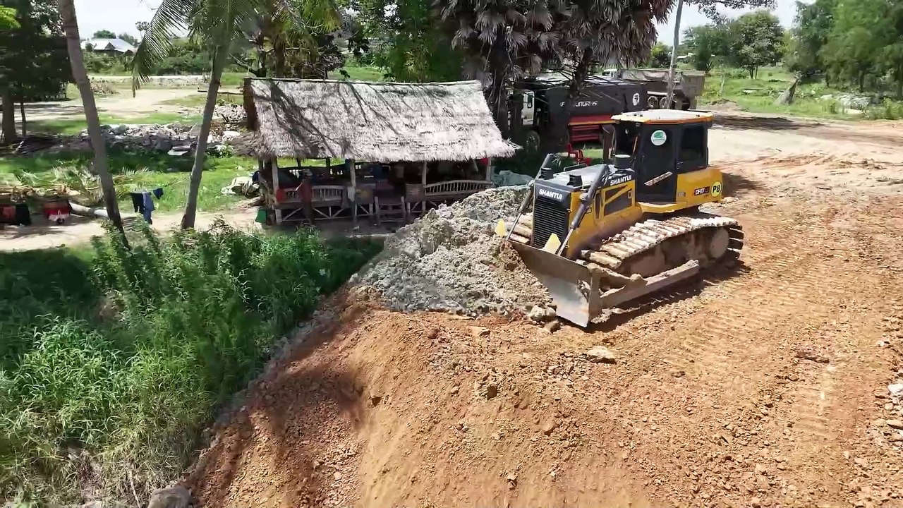 Many Dump Trucks Are Working To Fill The Large Lake  And 25.5 Ton Trucks Working Fast