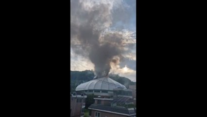 뼈대만 남은 교회 돔...예배에 모인 신도 100여 명 대피 / YTN