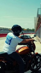 Max Pezzali, giro in moto nell'Autodromo di Imola: video