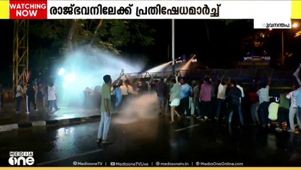 രജിസ്ട്രാറുടെ സസ്പെൻഷൻ; പ്രതിഷേധവുമായി DYFI