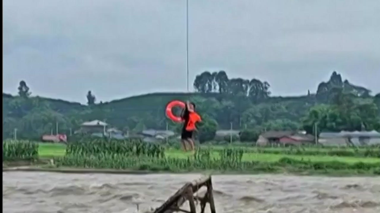 급류에 고립된 남성 대형 드론으로 들어 올려 구조 / YTN