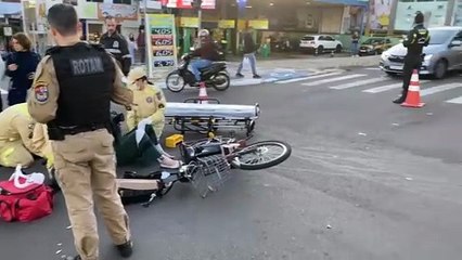 Condutora de bicicleta elétrica fica ferida após colisão no centro de Umuarama