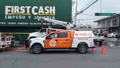 VIDEO l Evacúan negocio en Monterrey tras fuerte choque de camión que provocó fuga de gas