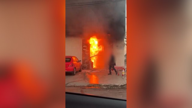 Vídeo mostra oficina mecânica em chamas no Bairro Maria Luiza em Cascavel