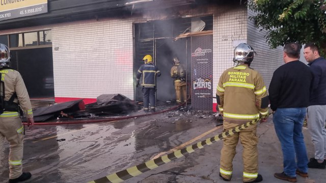 Incêndio atinge mecânica no Bairro Maria Luiza em Cascavel