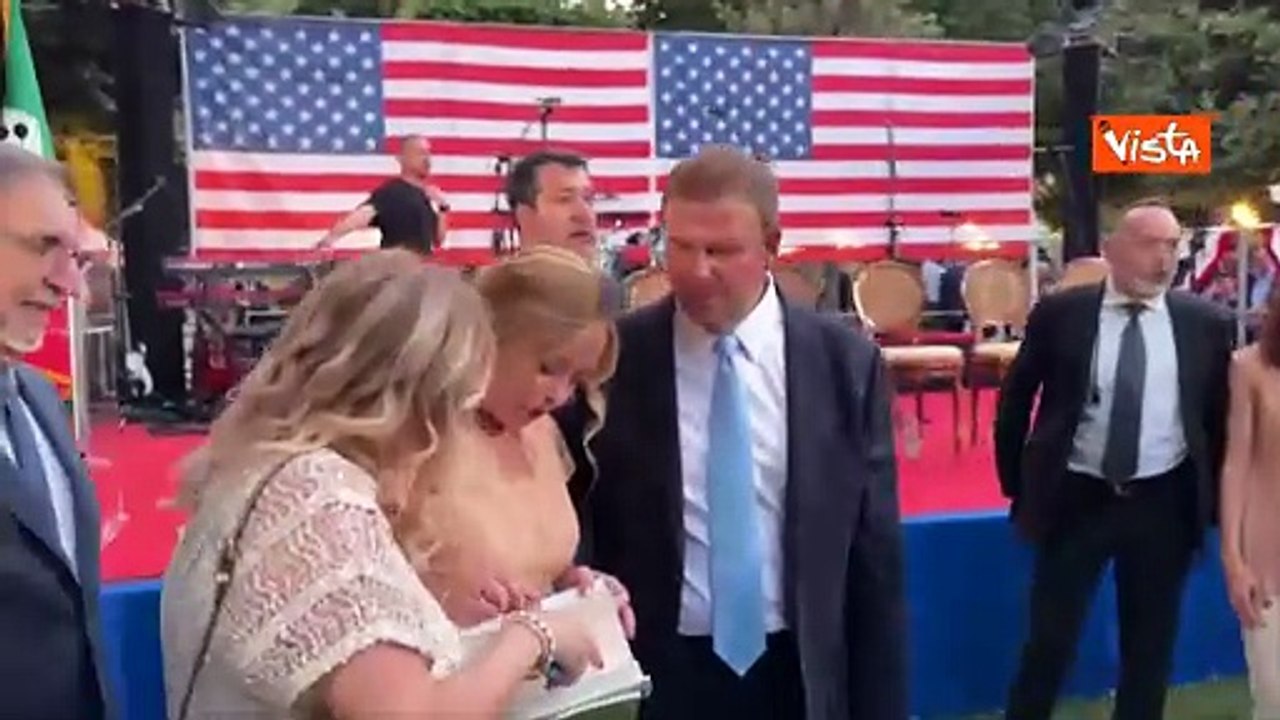 Meloni firma il suo libro "Io sono Giorgia" per l'Ambasciatore Usa Fertitta