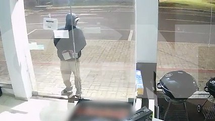 Nem o frio espanta! Em menos de 30 segundos, ladrão arromba porta e furta doces no Centro