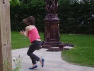 Tom danse avec sa soeur