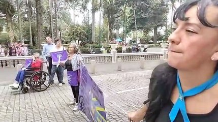 Ganadora de medalla “María Teresa Medina” protesta por contratación de agresor