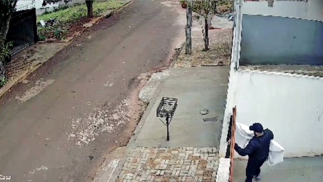 Ladrões são flagrados em plena luz do dia em Apucarana