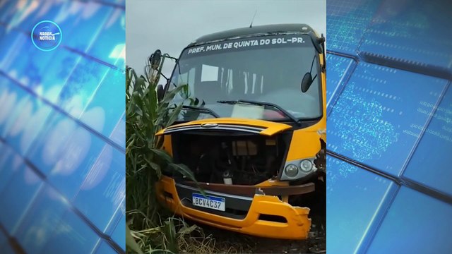 Ônibus escolar com 25 alunos se envolve em acidente em estrada rural