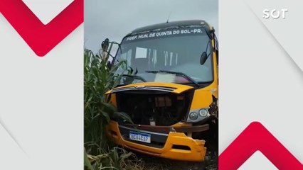 Ônibus escolar com 25 alunos se envolve em acidente em estrada rural de Quinta do Sol