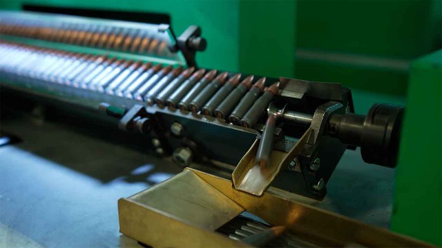 Video: La Russia inaugura una fabbrica di munizioni per fucili Kalashnikov in Venezuela