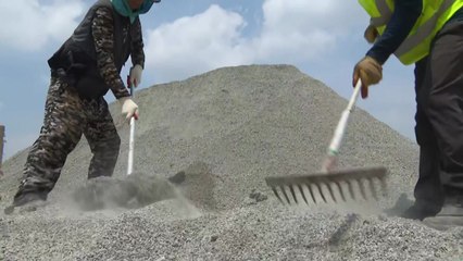 연일 숨 막히는 폭염...공사 현장은 '더위와의 사투' / YTN