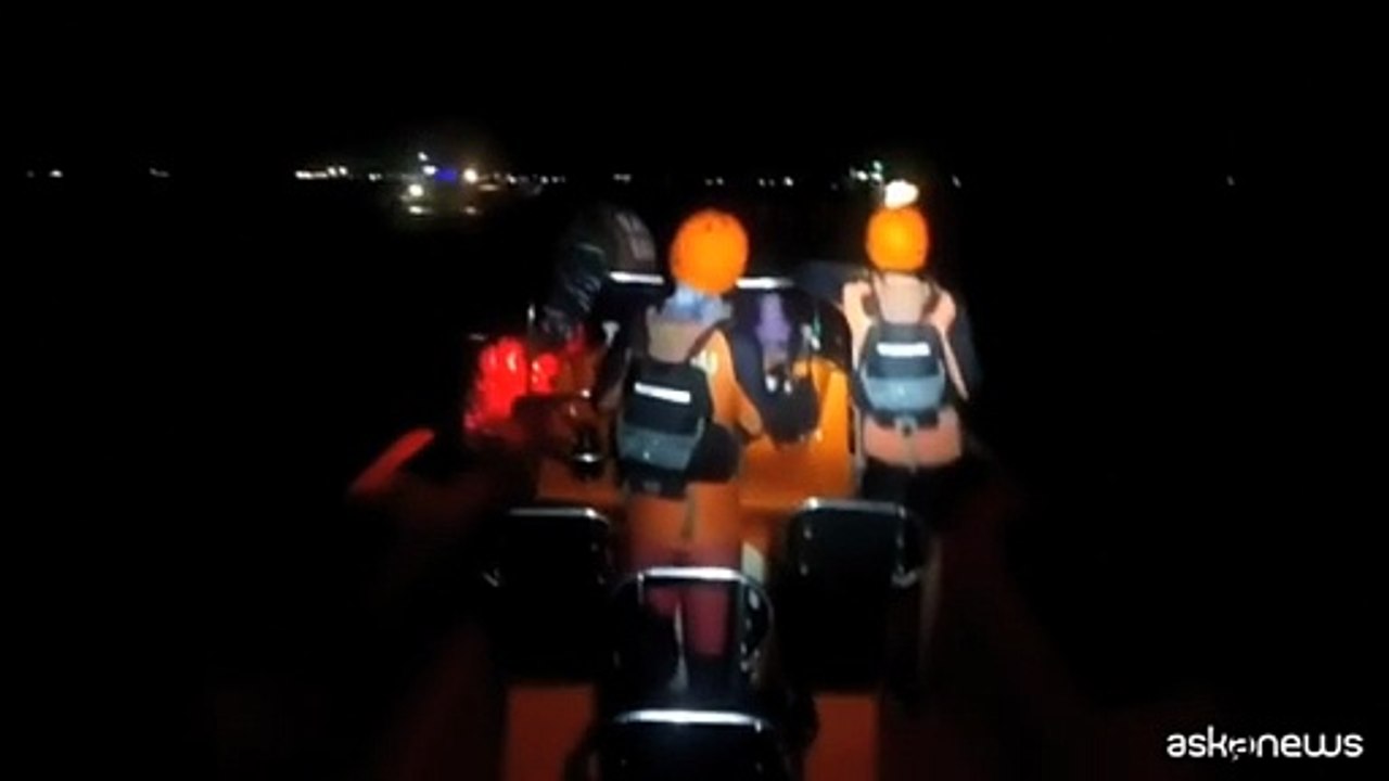 Bali, almeno 4 morti nel naufragio di un traghetto con 65 a bordo