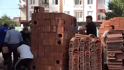 Mobilya atölyesi yangınında faciadan dönüldü: Duvar çöktü, itfaiye erleri son anda kurtuldu