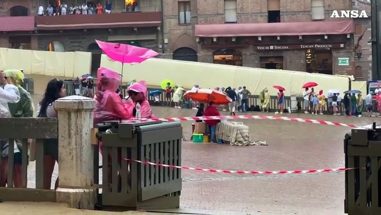 Temporale su Piazza del Campo, rinviato il Palio di Siena