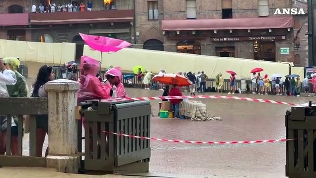 Temporale su Piazza del Campo, rinviato il Palio di Siena