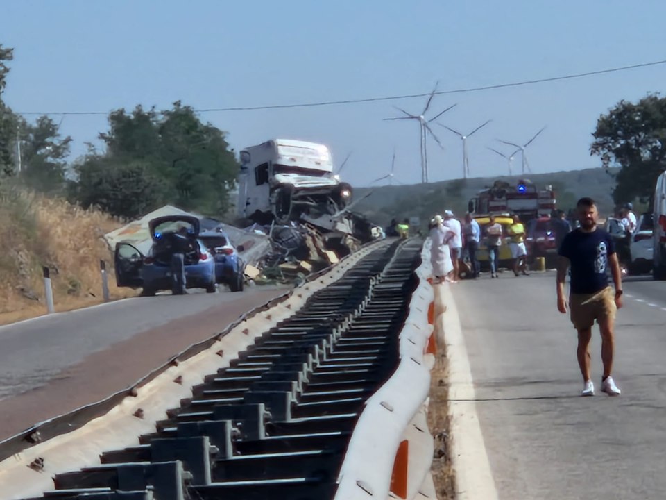Tir si ribalta e invade l'altra corsia: paura sulla statale 131 tra Bonorva e Macomer