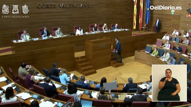 Diputados del PP exhiben carteles de 'Gobierno corrupto' en Cortes Valencianas y PSPV replica: Faltan Zaplana y Mazón