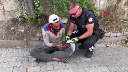 Denetimden kaçtı, polise yakalanınca namaza durdu