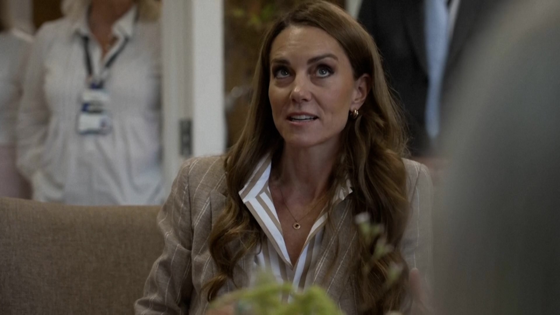 Kate Middleton, princesa de Gales, se reuni� con pacientes y personal en el Jard�n de Bienestar RHS del Hospital Colchester, donde habl� sobre su propia experiencia con el c�ncer.