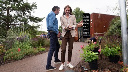 Kate Middleton Incanta con Eleganza Sobria durante Visita all’Ospedale di Colchester 🌿