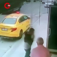İstanbul'da taksici oğlunun alacaklısı tarafından darbedildi