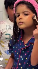 سكرة بنت سارة الودعاني تصدم أمها بإجاباتها وهي تحطّ مكياج