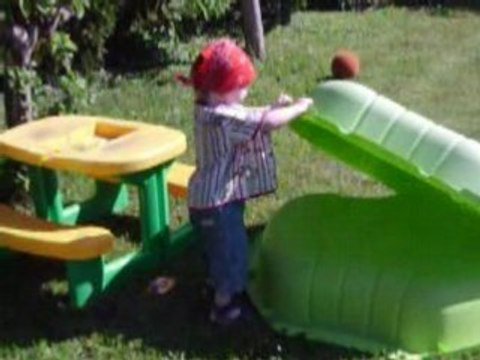 Tom avec ses cousines en Normandie