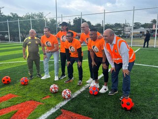 Ex jugadores de Tigres inauguran cancha de fútbol en Juárez