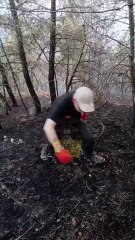 Yangınla mücadele! Ayakkabı eridi, iple bağlayıp devam etti