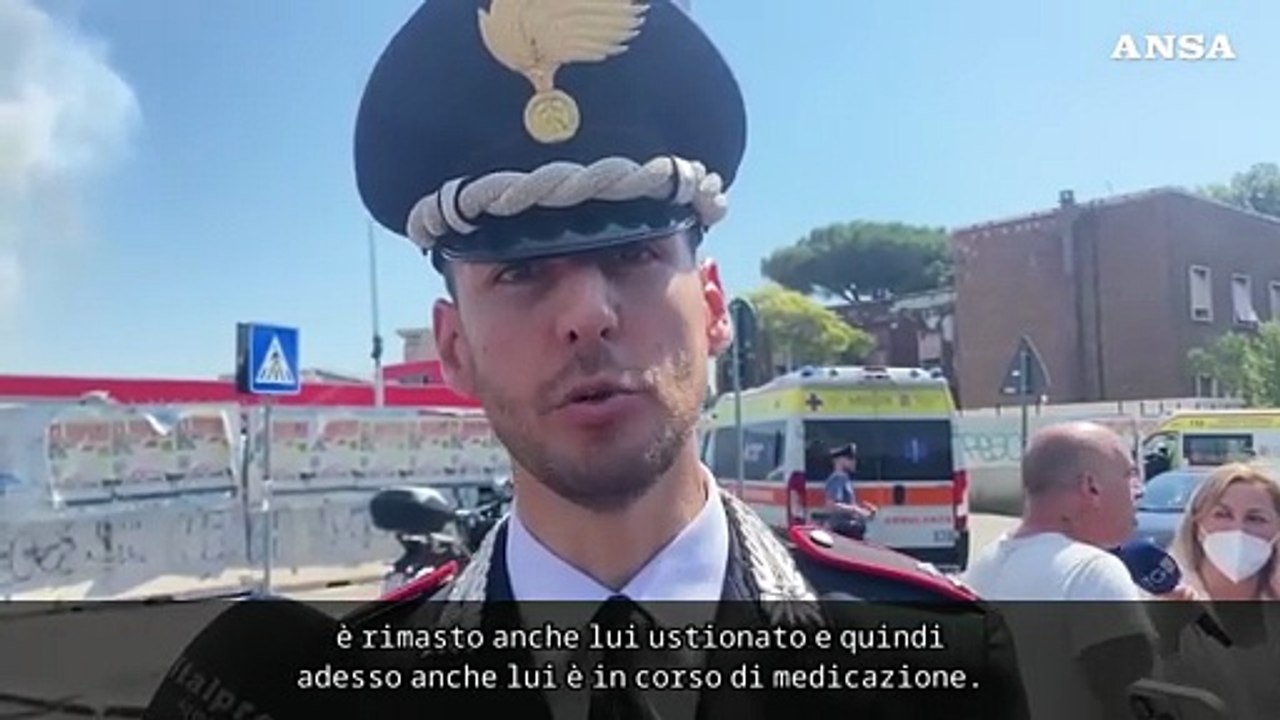 Esplosione a Roma, i Carabinieri: "Un uomo soccorso in un'auto in fiamme"