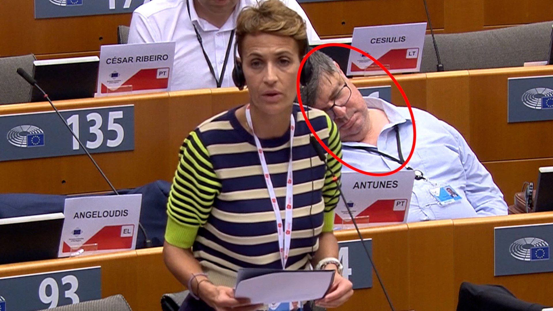 Curiosa imagen la que se ha visto en el debate de la Comisi�n de las Regiones del Parlamento Europeo. La presidenta de Navarra, la socialista Mar�a Chivite, comparece en la misma. Cuando las c�maras la enfocan, se puede observar como detr�s hay un pol�tico completamente dormido en su esca�o. Es Jesmond Aquilina, malt�s y con un sue�o tremendo.