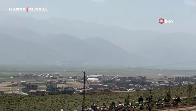 Yüksekova'nın dağları toz bulutu altında kaldı
