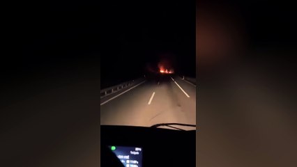 Un camionero grabó el momento poco después del accidente, con el coche aún en llamas