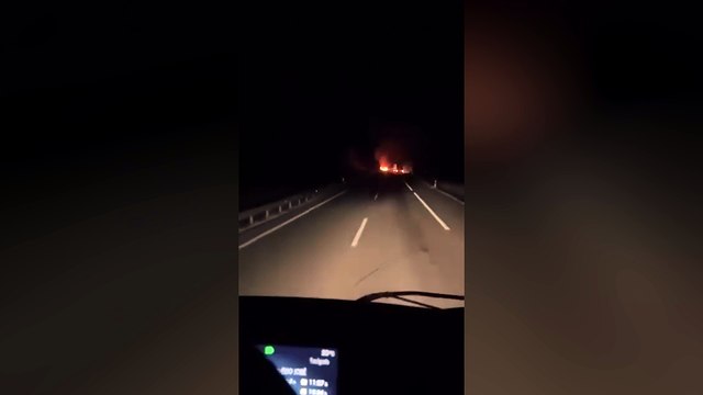 Un camionero grabó el momento poco después del accidente, con el coche aún en llamas