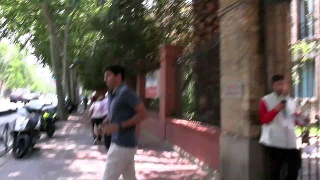 Juan Urquijo, padrino del hijo de Almeida, acude al hospital donde su hermana está a punto de dar a luz