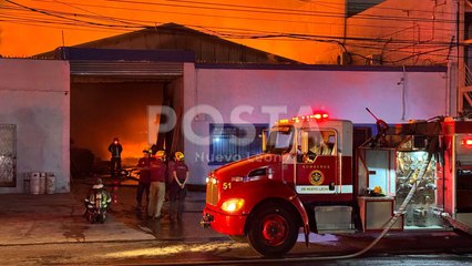 Incendio consume y deja daños en tarimera de Escobedo