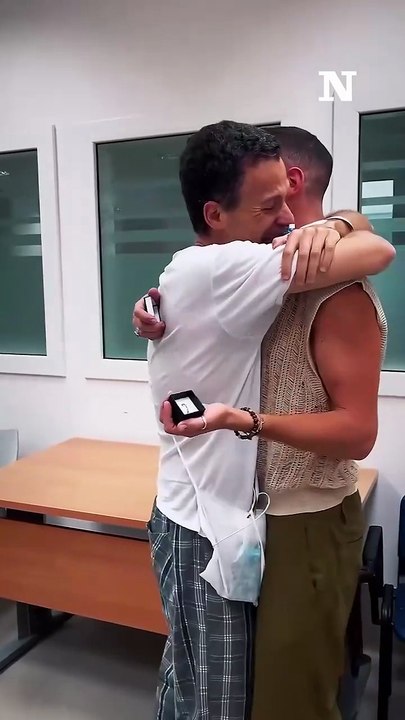 Lorenzo Ricci chiede la mano al fidanzato Tommaso in ospedale: "Grazie al reparto di Cardiologia per la discrezione e gentilezza"