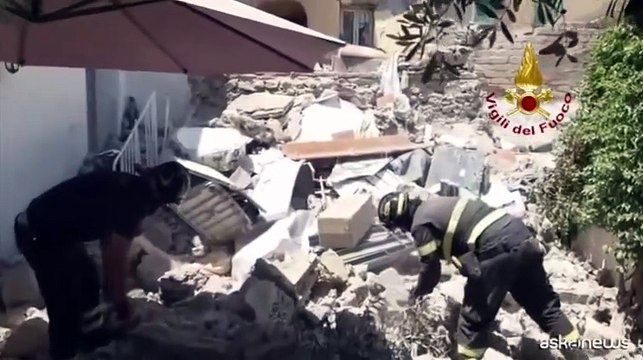 Crolla parzialmente una palazzina a Torre del Greco, salvato un uomo
