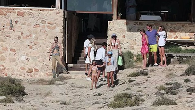 Dakota Johnson olvida a Chris Martin en Ibiza junto a otra famosa actriz de Hollywood