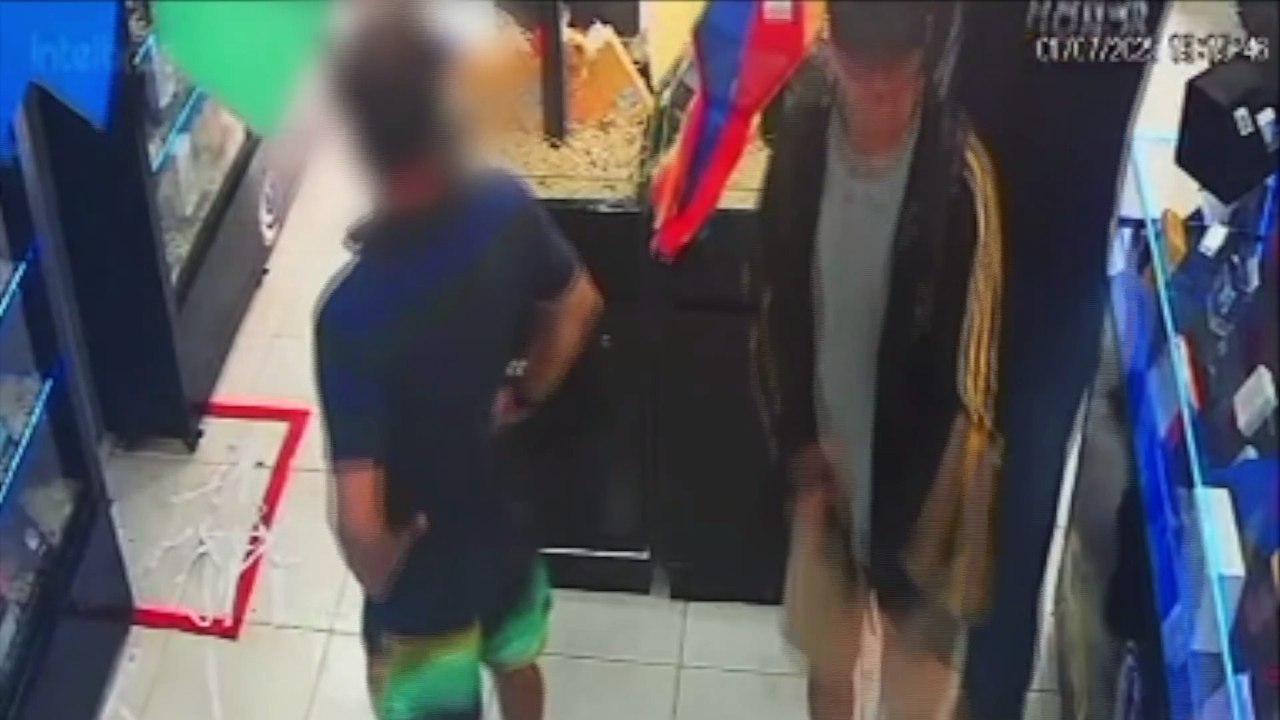 Invasão e Assalto Impactante em Loja de Celulares: Criminosos Cativam com Táticas de Espionagem