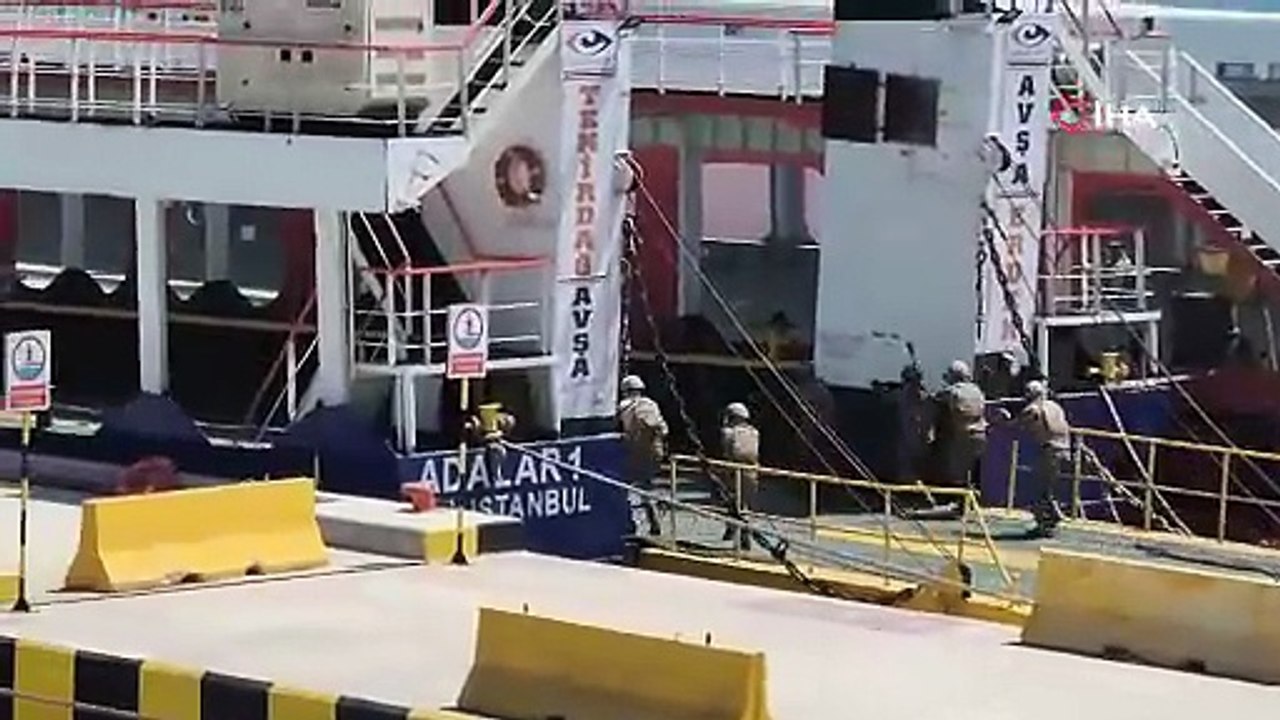 Özel harekat polisleri nefes kesti: Helikopter destekli uyuşturucu gemisine baskın!