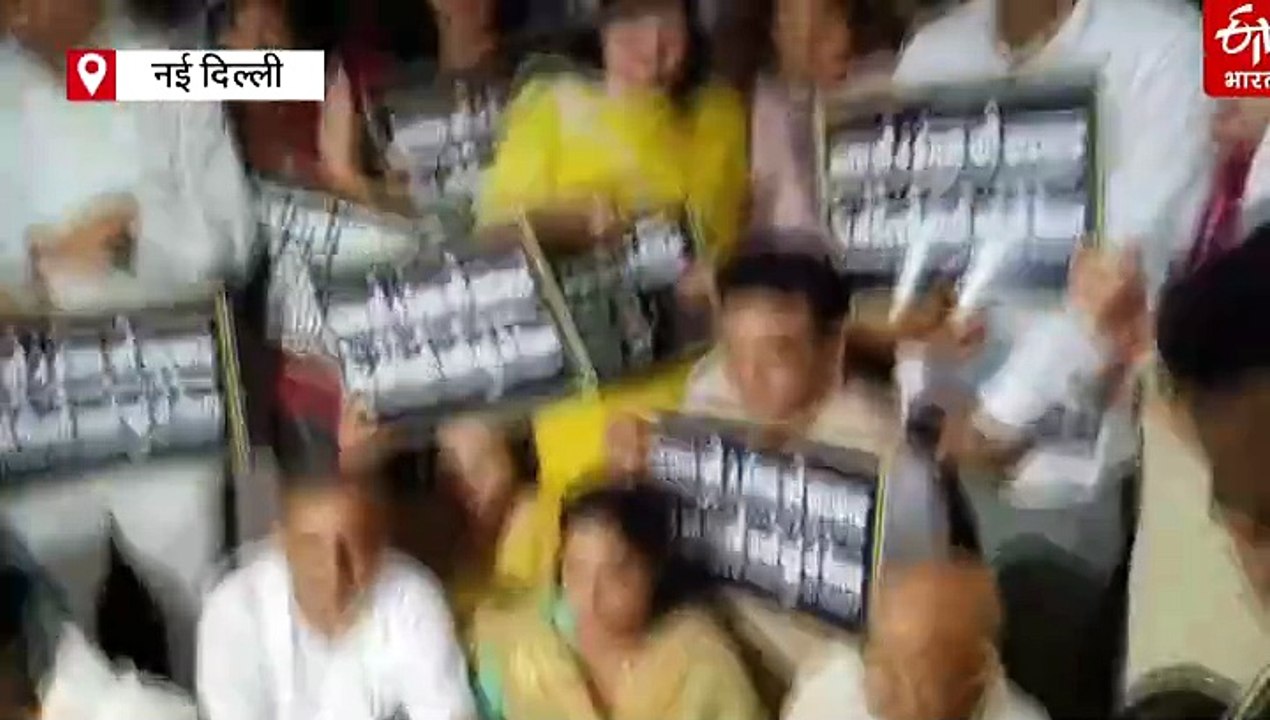 सेंट्रल जोन की बदहाल सफाई व्यवस्था के AAP का फूटा गुस्सा, मेयर कार्यालय के गेट पर कूड़ा फेंककर किया प्रदर्शन