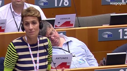 Un eurodiputado socialista se echa la siesta durante la intervención de Chivite