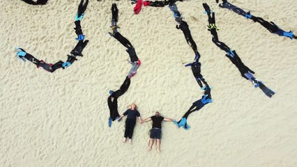 Land art à La Baule : des combinaisons recyclées en oeuvre d'art