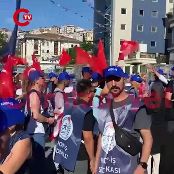 TÜRK-İŞ’li kamu işçileri AKP İstanbul il binası önünde. Polis bariyerleri önünde Seldağ Bağcan’dan “yuh yuh” çalıyor