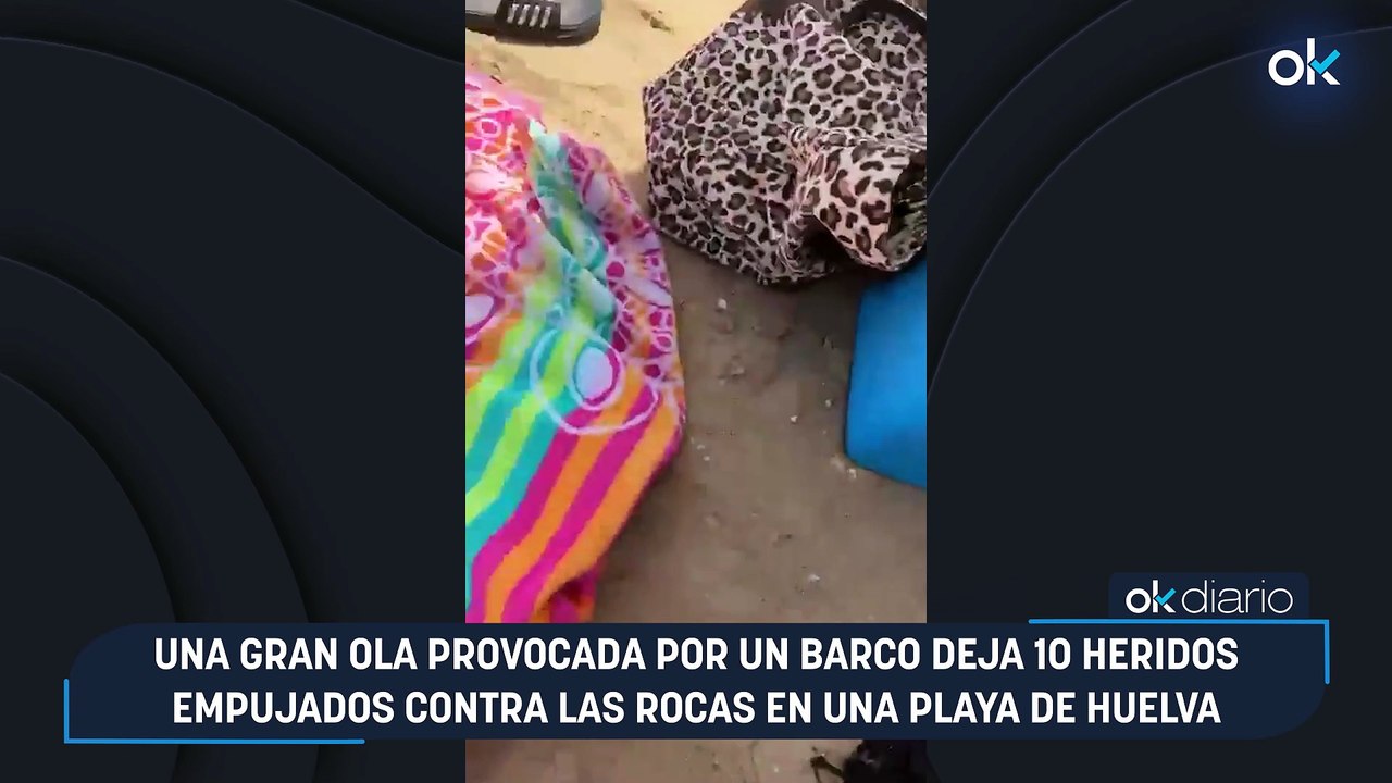 Una gran ola provocada por un barco deja 10 heridos empujados contra las rocas en una playa de Huelva